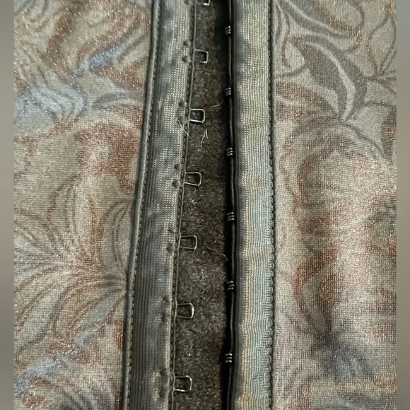 Waist cincher corset, black floral design, like new - Picture 4 of 6